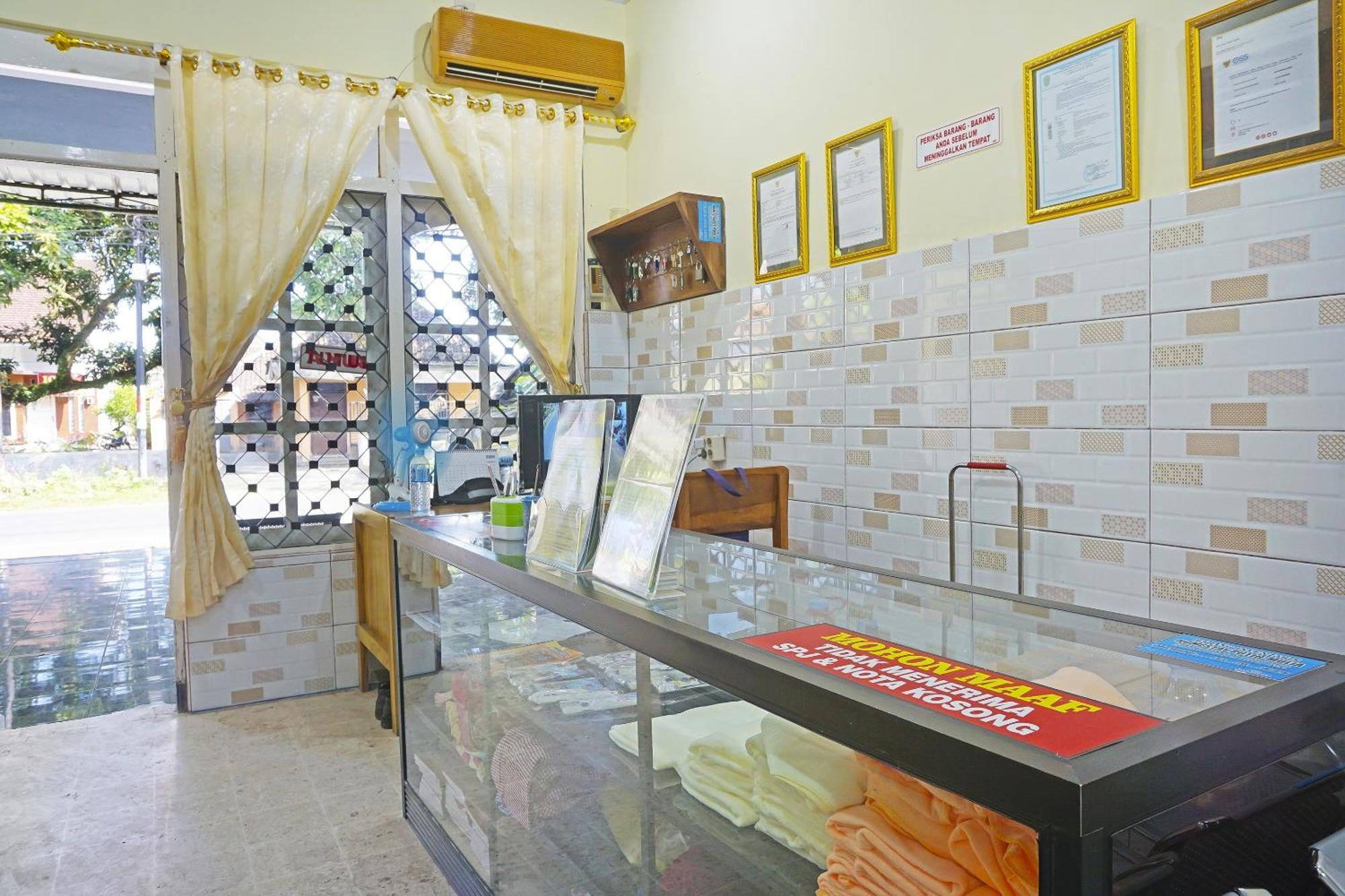 Putih Mulia Homestay Syariah Lumajang Exterior foto